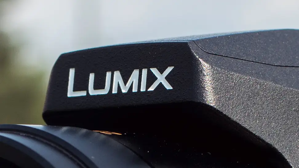 Panasonic-Lumix-DMC-FZ300-Hero.jpg