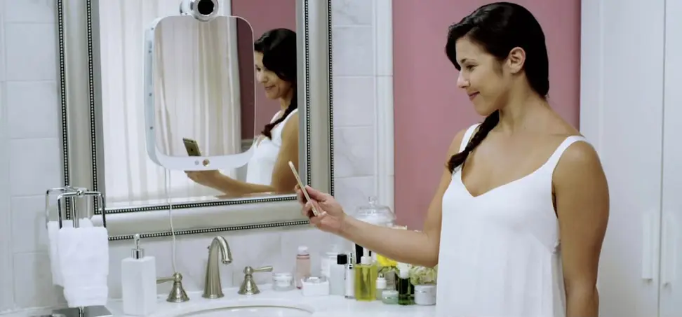 HiMirror tells you what's wrong with your skin.
