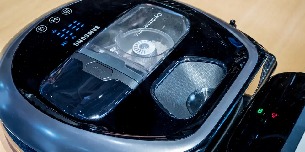 The Samsung PowerBot VR7000 cuts no corners