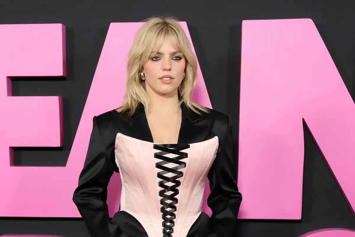 Reneé Rapp Saturday Night Live: Shop the Mean Girl star's L'Oréal ...