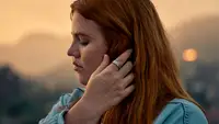 A woman wearing the silver Oura Ring Gen 3.