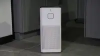 Close up image of the Medify air purifier in a room.