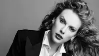 Closeup Taylor Swift in black & white