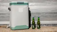 The Brümate Magpack next to two bottles of beer.