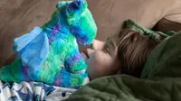 A child goes nose-to-nose with a dragon Warmie