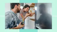 Un homme et une femme se tiennent à côté d’un réfrigérateur. L'homme a un mètre ruban et la femme fait un geste vers le réfrigérateur qui dépasse des armoires.