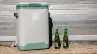 The Brümate Magpack next to two bottles of beer.