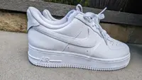The side of the Nike Air Force 1 ‘07 EasyOn
