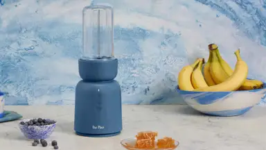 Splendor blender on a kitchen counter surrounded by fruits
