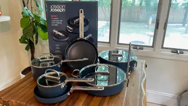 With foldable handles, this ceramic non-stick set takes up minimal space in the kitchen.