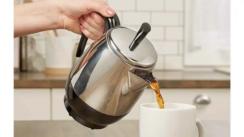 Percolator coffee pouring into cup - How to use a percolator