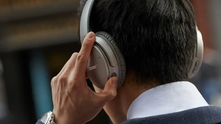 Man wearing Bose headphones - The best gifts for travelers