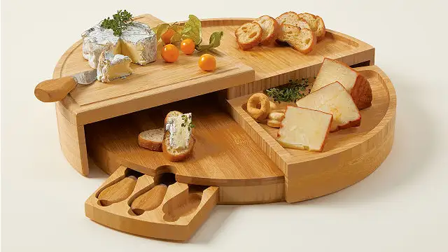 Any avid host or hostess will get ample use out of this display platter.
