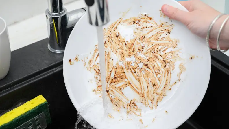 It's best to wash a dish with burnt-on food stains immediately.