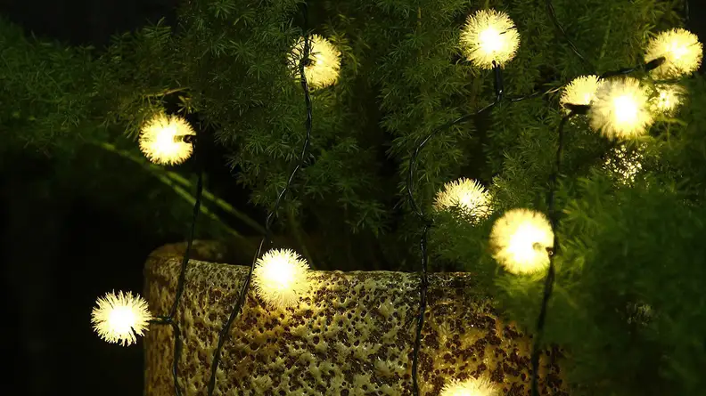 Loende Chuzzle Ball Solar String Lights