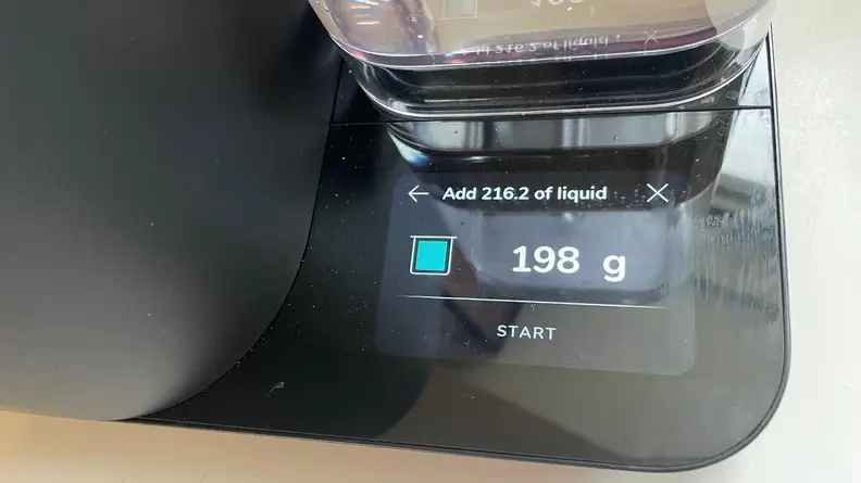 The food weight scale for rice being displayed on the small touchscreen of the KitchenAid rice cooker.