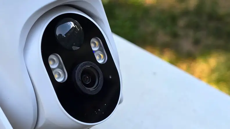 Close-up photo of white Elysoo 4K Wifi Solar Camera.