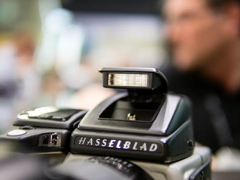 A pop-up flash does seem a bit strange for a camera as high-end as the H5D-50C, but why not?