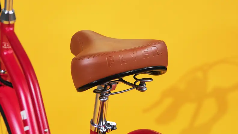 The saddle of the Radio Flyer Cruiser Step-Thru showing the thick padding and springs.
