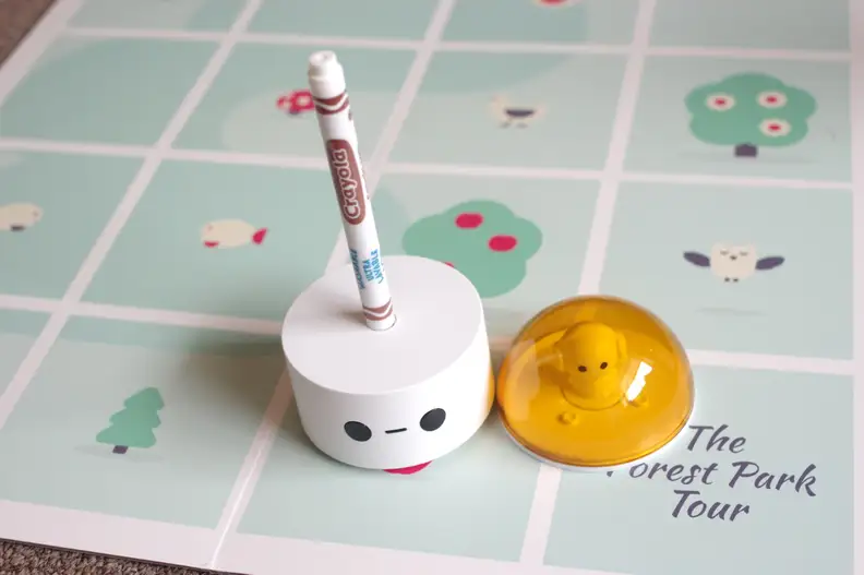 With a Crayola washable marker, you can use the Matatalab robot to draw geometric shapes.