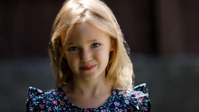 A zigzag part on a young girl