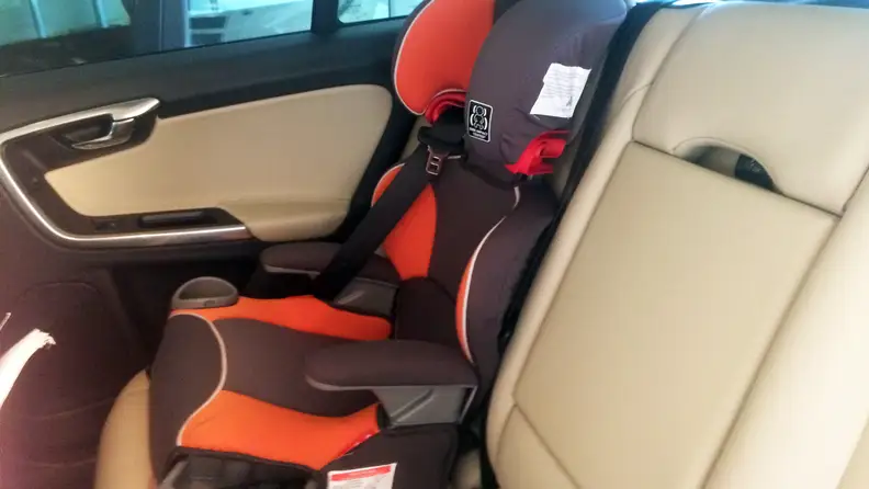 Things parents should keep in car - carseat