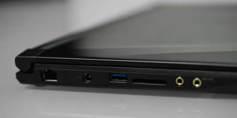 MSI GS40 Phantom Ports Left