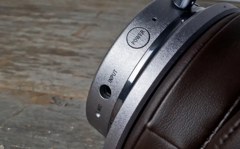 The right earcup has a single button to power on the wireless and the input port for the audio cable.