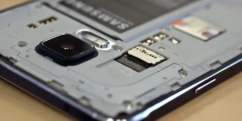A photograph of the Samsung Galaxy Note 4's microSD card slot.