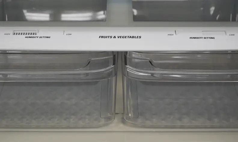 Humidity controls on crisper drawers