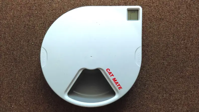 When the cover is on the Cat Mate C500, it is nearly impossible for pets to access any food that isn't available in the food slot.