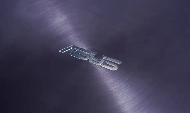 The back of the lid has a brushed aluminum finish in a radial pattern that emphasizes the logo.
