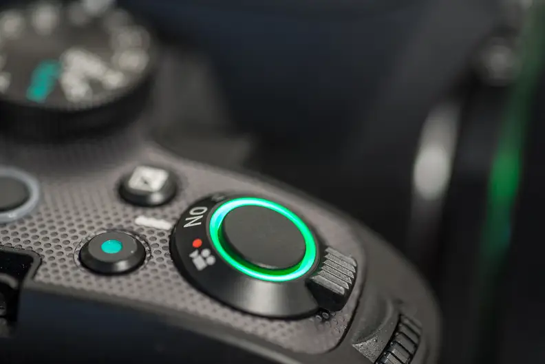 A photo of the Pentax K-S2's indicator light.