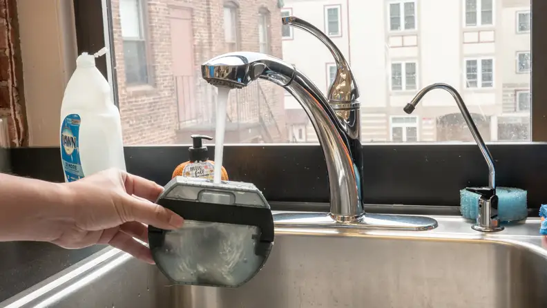 The water tank is easy to remove and fill.