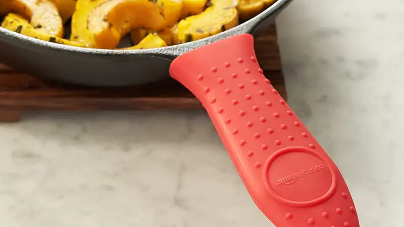 Slip this cover over hot skillet handles.