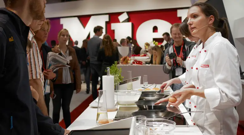 A chef cooks on a Miele TempControl cooktop at IFA 2015.
