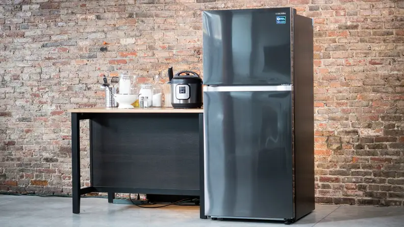 The Samsung RT18M6215 is a small fridge that looks good and provides consistent temperatures.