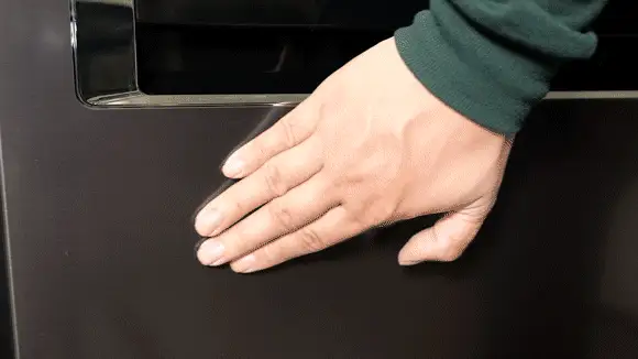 A short animation wherein a hand reaches in to frame and wipes across the front of the KitchenAid KDPM804KBS dishwasher. It doesn't create any streaks or smudges.