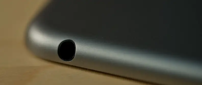 A photograph of the Apple iPad Air 2's headphone jack.