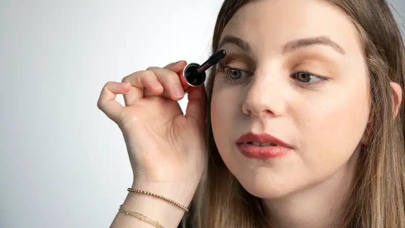 The model applying the Tetyana 4D Silk Fiber Lash Mascara.