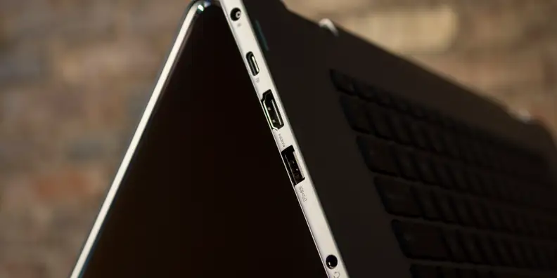 Dell Inspiron 15 7000 2-in-1 Left ports