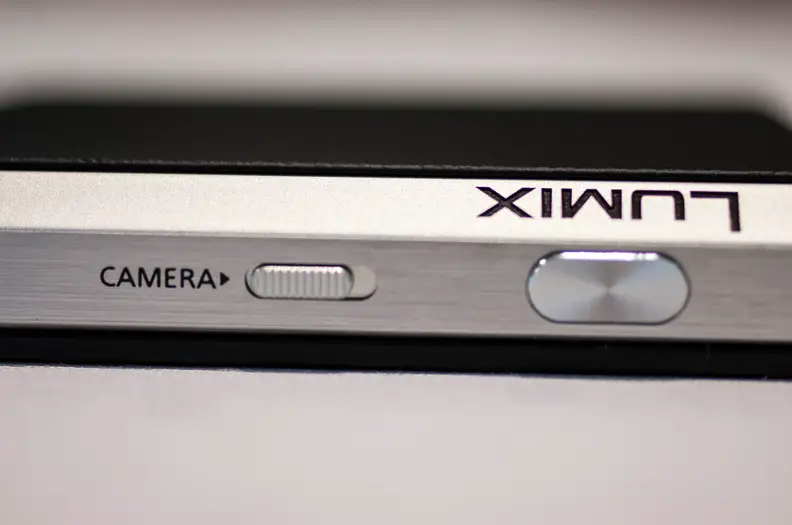 The top right includes the shutter release and camera switch.