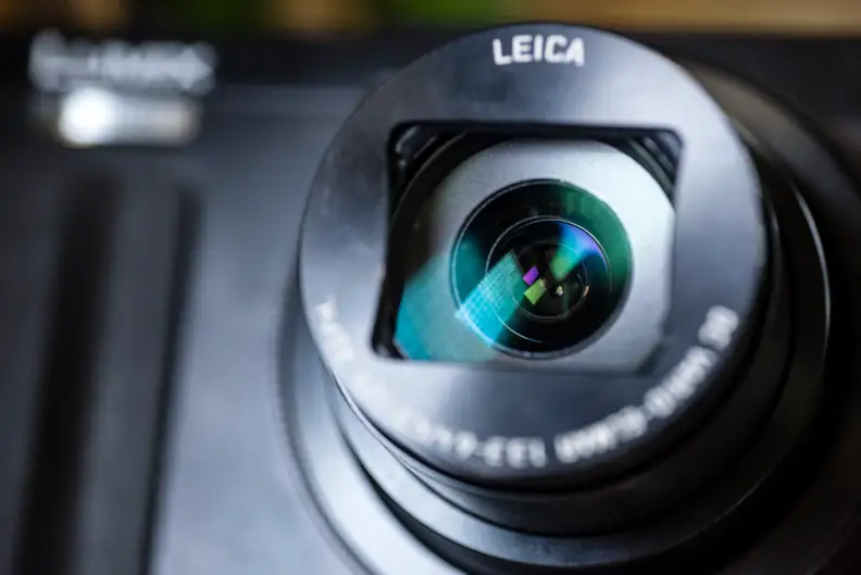 The ZS50 has a 24-720mm f/3.3-6.4 Leica-branded zoom lens.