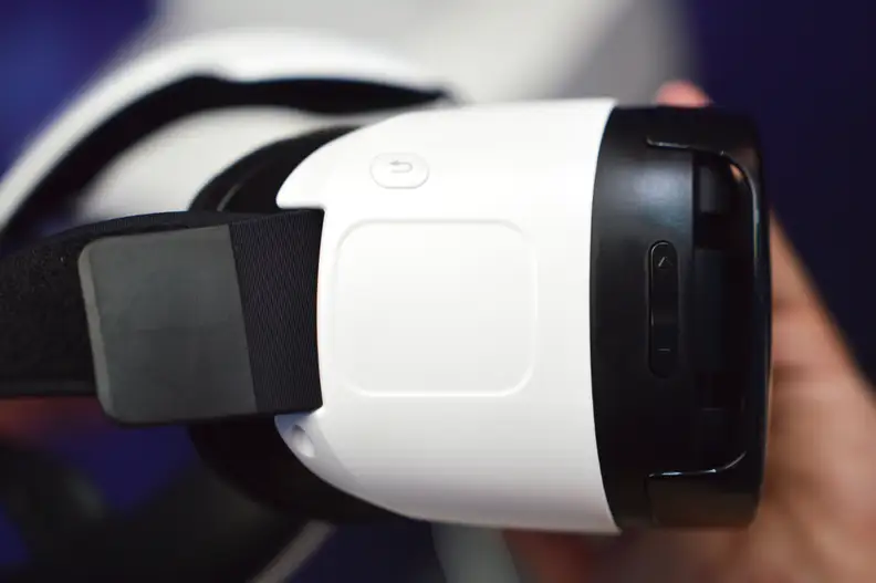 The right side of the Gear VR