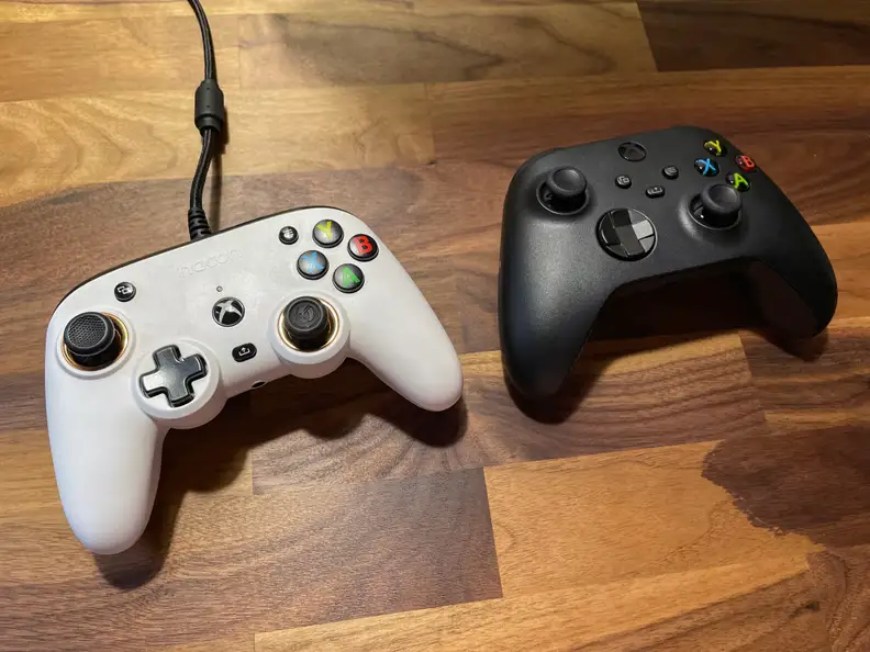 A shot comparing the Nacon Pro controller with a regular Xbox controller.