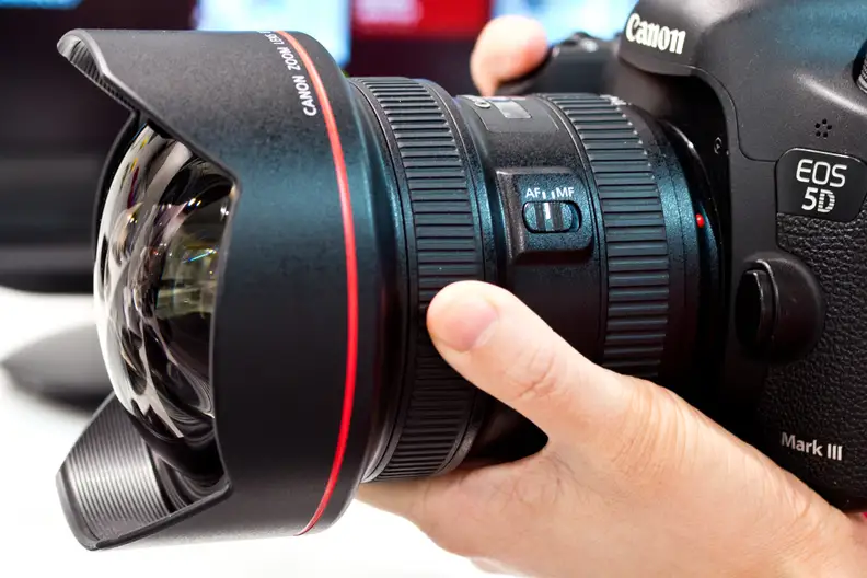 The 11-24mm handles as well as you'd expect from an L-series lens, with a smoothly operating focus ring.