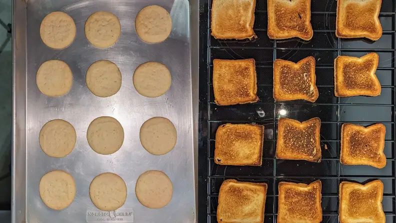 Side-by-side images of a batch of cookies and slices of toast on the rack of the Café CHS900P2MS1, showing an even bake.