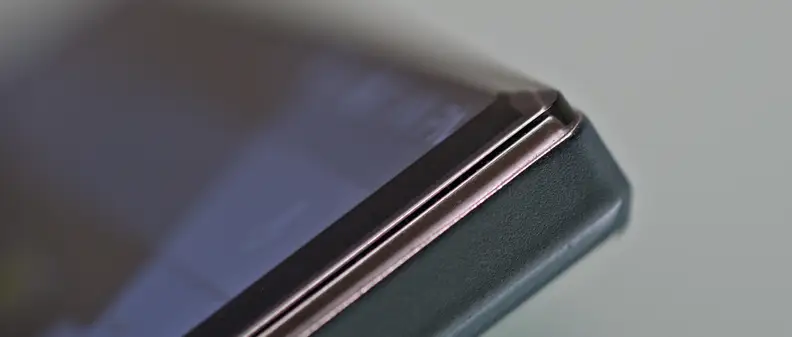 A photo of the Sharp Aquos Crystal's screen chamfering.