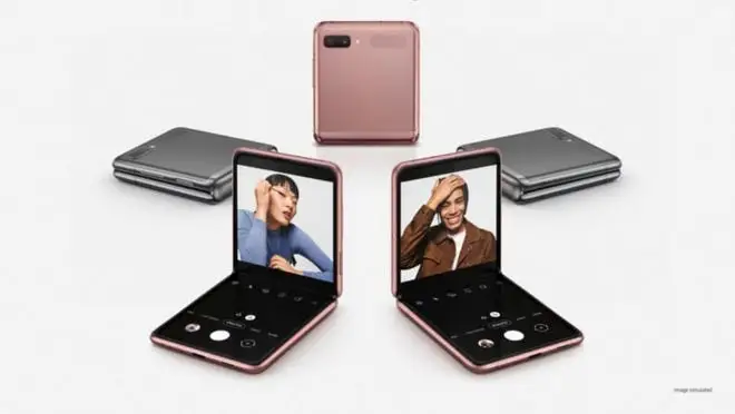 5 Samsung smart flip phones displayed in a circle