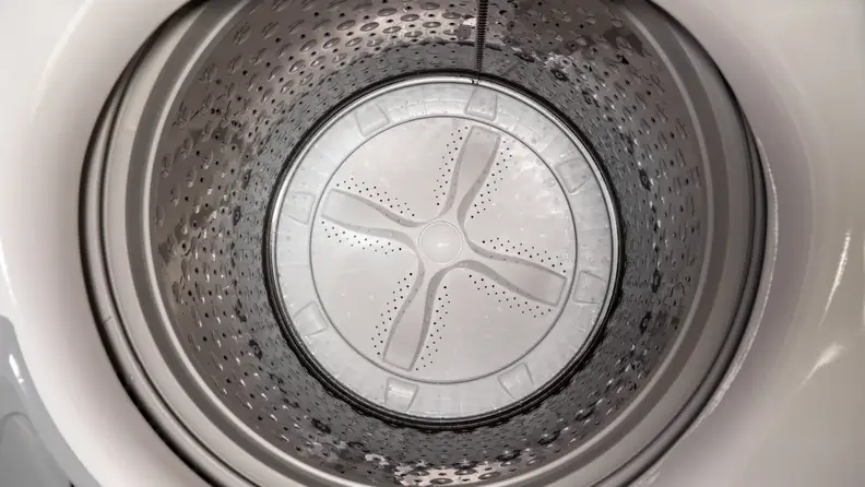 The lack of a pole agitator means you get to use more of the 4.8-cu.-ft. interior.